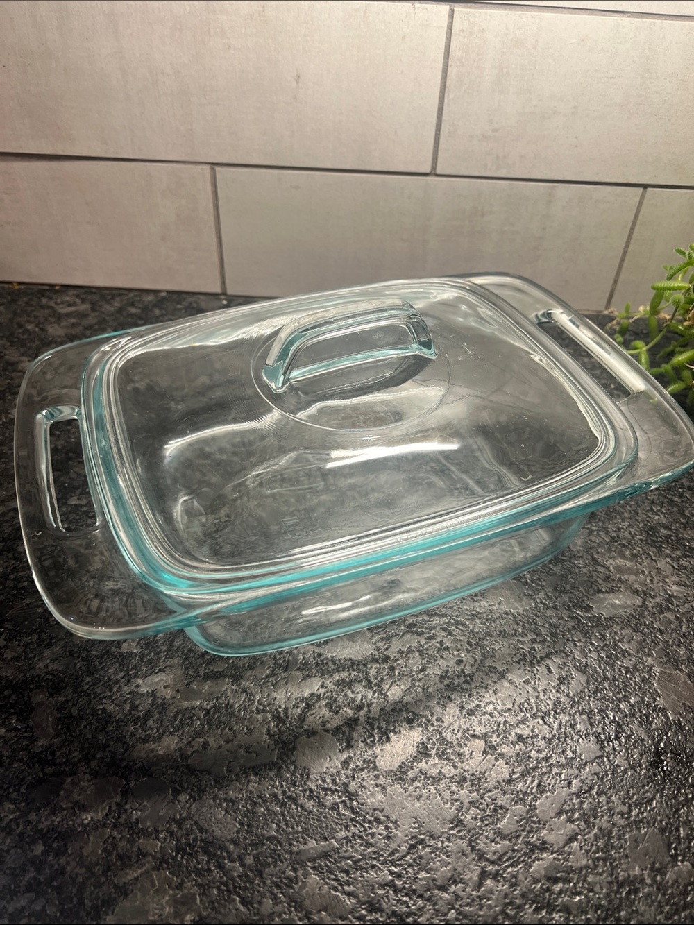 2qt Covered Pyrex Clear Glass Casserole Dish - Transparent. Exc condition